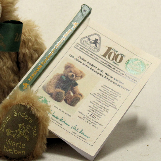 1920 - 2020 Jubilumsbr 100 Jahre einer bewegten Firmengeschichte 38 cm Teddybr von Hermann-Coburg