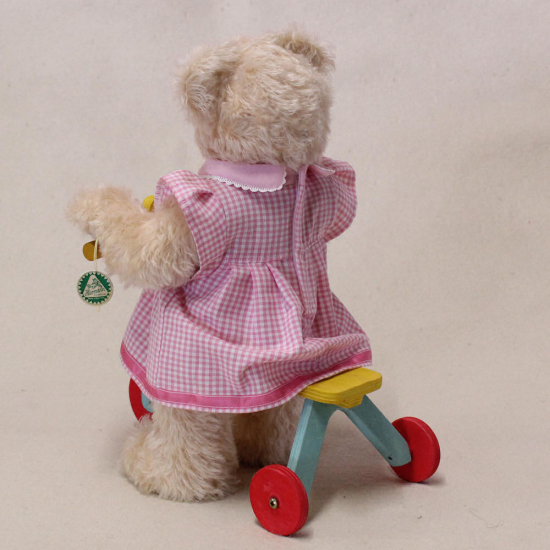 Susi Sausewind auf ihrem Dreirad 33 cm Teddybr von Hermann-Coburg