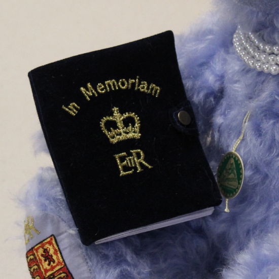 Queen Elizabeth II. In Memoriam Bear 35 cm Teddybr von Hermann-Coburg