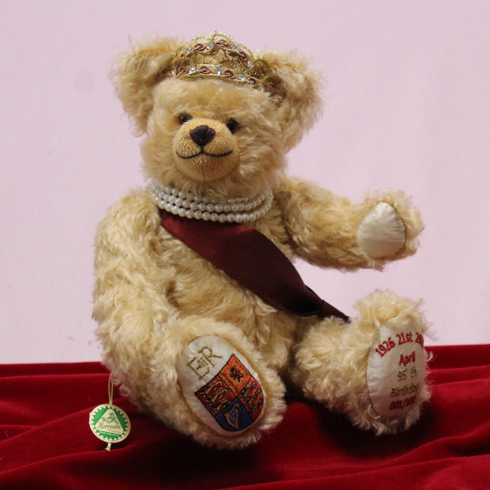 Queen Elizabeth II Celebration Bear for Her Majesty?s 95th birthday on 21st April 2021 34 cm Teddybr von Hermann-Coburg