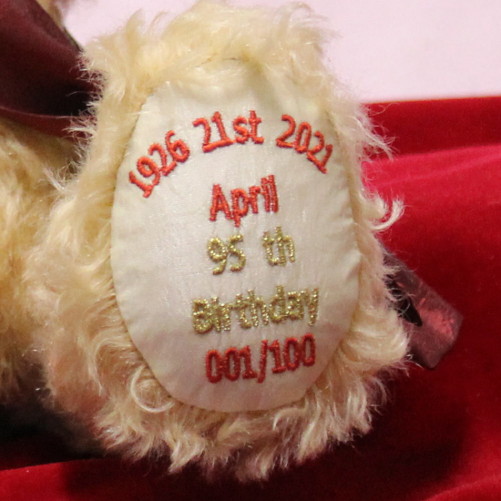 Queen Elizabeth II Celebration Bear for Her Majesty?s 95th birthday on 21st April 2021 34 cm Teddybr von Hermann-Coburg