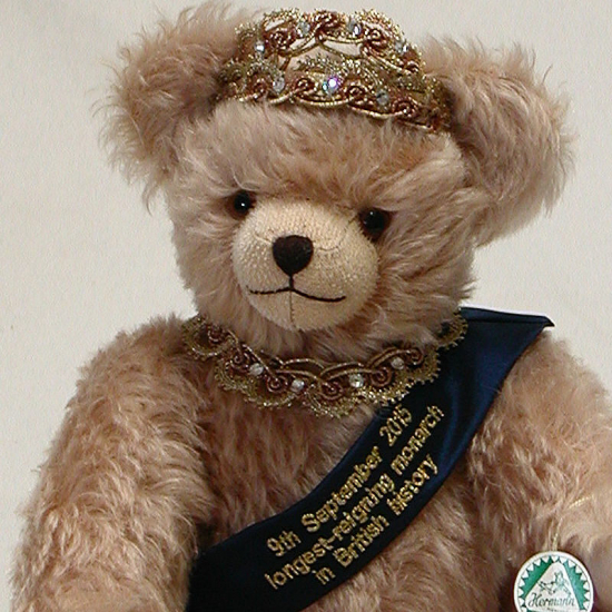 The Queen ? longest reigning monarchCelebration Bear 36 cm Teddybr von Hermann-Coburg