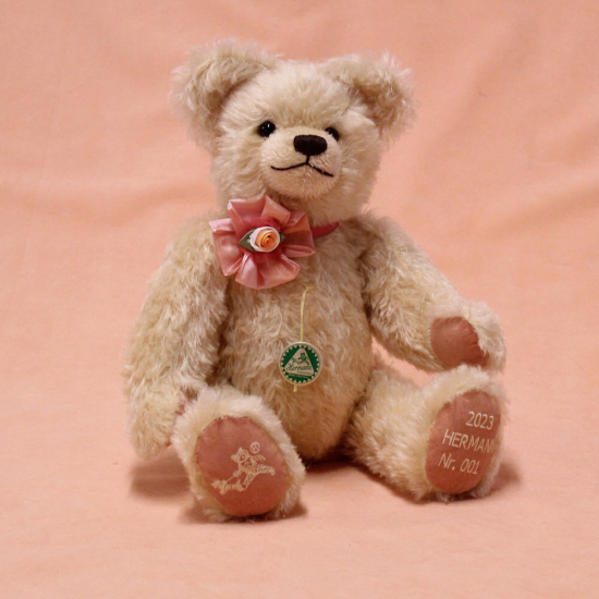 HERMANN Jahresbr 2023 Kleine Rosenknospe 35 cm Teddybr von Hermann-Coburg