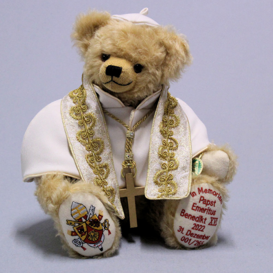 Papst Emeritus Benedikt XVI. In Memoriam 31. Dezember 2022 38 cm Teddybr von Hermann-Coburg