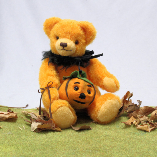 Kleiner Halloween Teddy 2024 Teddy Bear goes Halloween 29 cm Teddybr von Hermann-Coburg