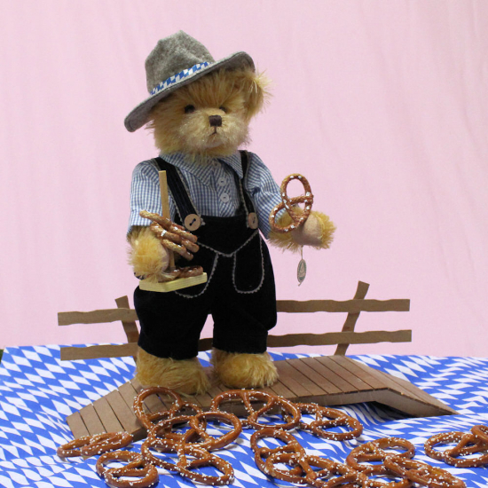 Oktoberfest Brezel-Willy 36 cm Teddybär von Hermann-Coburg