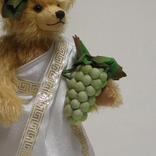 Weingott Bacchus 34 cm Teddybr von Hermann-Coburg