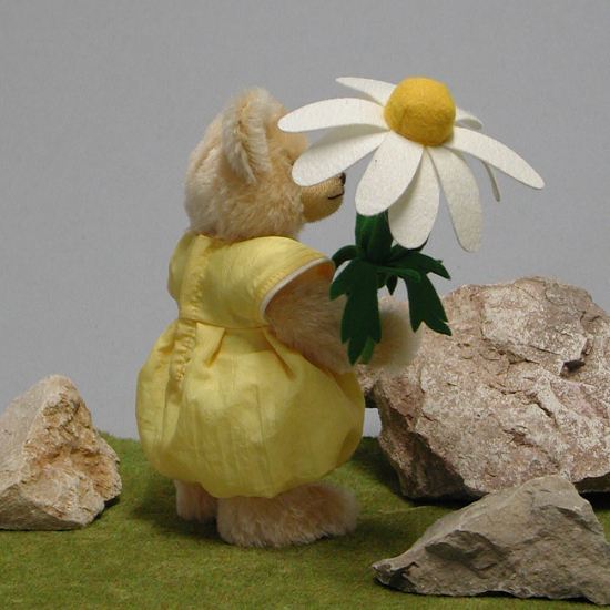 Kleines Blumenmdchen mit Margerite 23 cm Teddybr von Hermann-Coburg