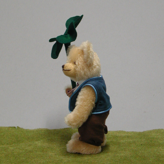 Kleiner Blumenjunge mit Glckskleeblatt 23 cm Teddybr von Hermann-Coburg