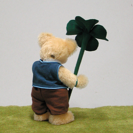 Kleiner Blumenjunge mit Glckskleeblatt 23 cm Teddybr von Hermann-Coburg