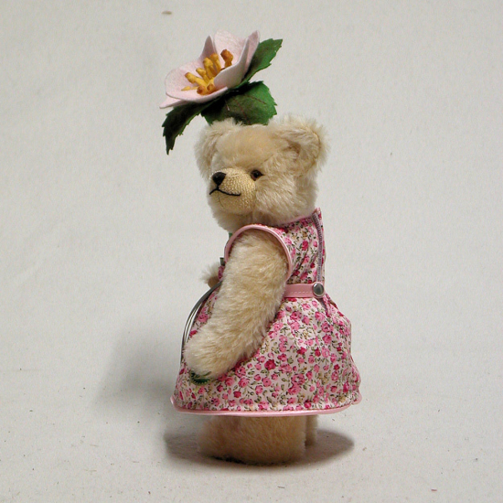 Kleines Blumenmdchen mit Heckenrschen 23 cm Teddybr von Hermann-Coburg
