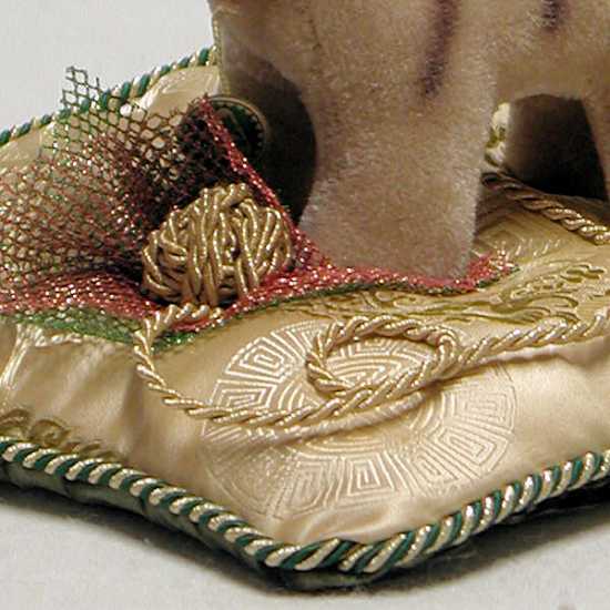 Kleiner Stubentiger auf Kissen 16 cm Teddybr von Hermann-Coburg