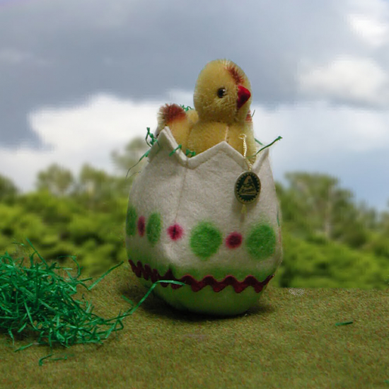 Little Chicky in the Easter Egg 7 cm Teddybr von Hermann-Coburg