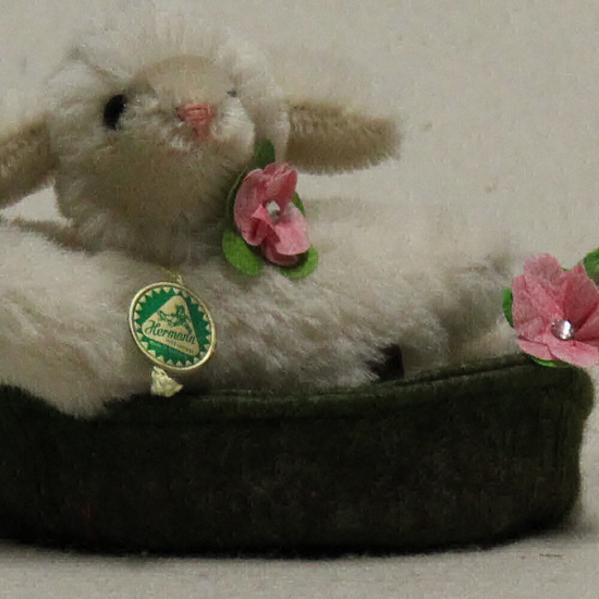 Liegendes Miniatur Osterlmmchen 13 cm Teddybr von Hermann-Coburg