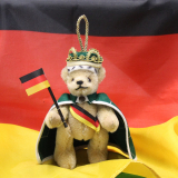 Knig Fuball HERMANN Ornament 2024 14 cm Teddybr von Hermann-Coburg